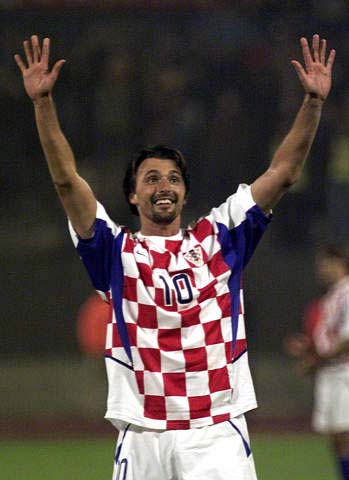 詹姆斯篮板抢断关键时刻锁定胜局（詹姆斯关键篮板与抢断一锤定音）