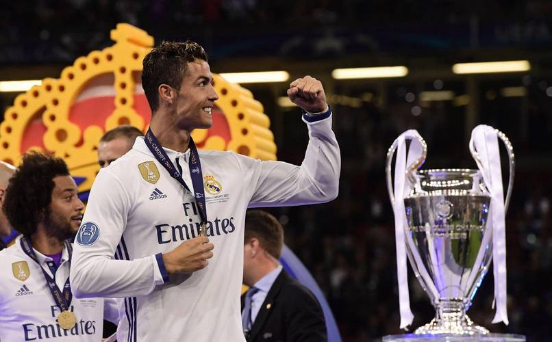 塞内加尔vs博茨瓦纳比赛中，一位球迷身着棱镜装、戴面具观战（塞内加尔战博茨瓦纳：一名球迷穿棱镜装戴面具现身看台）