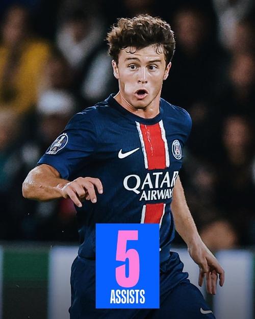 记者：谢维军在昨天的比赛中肋骨又裂了