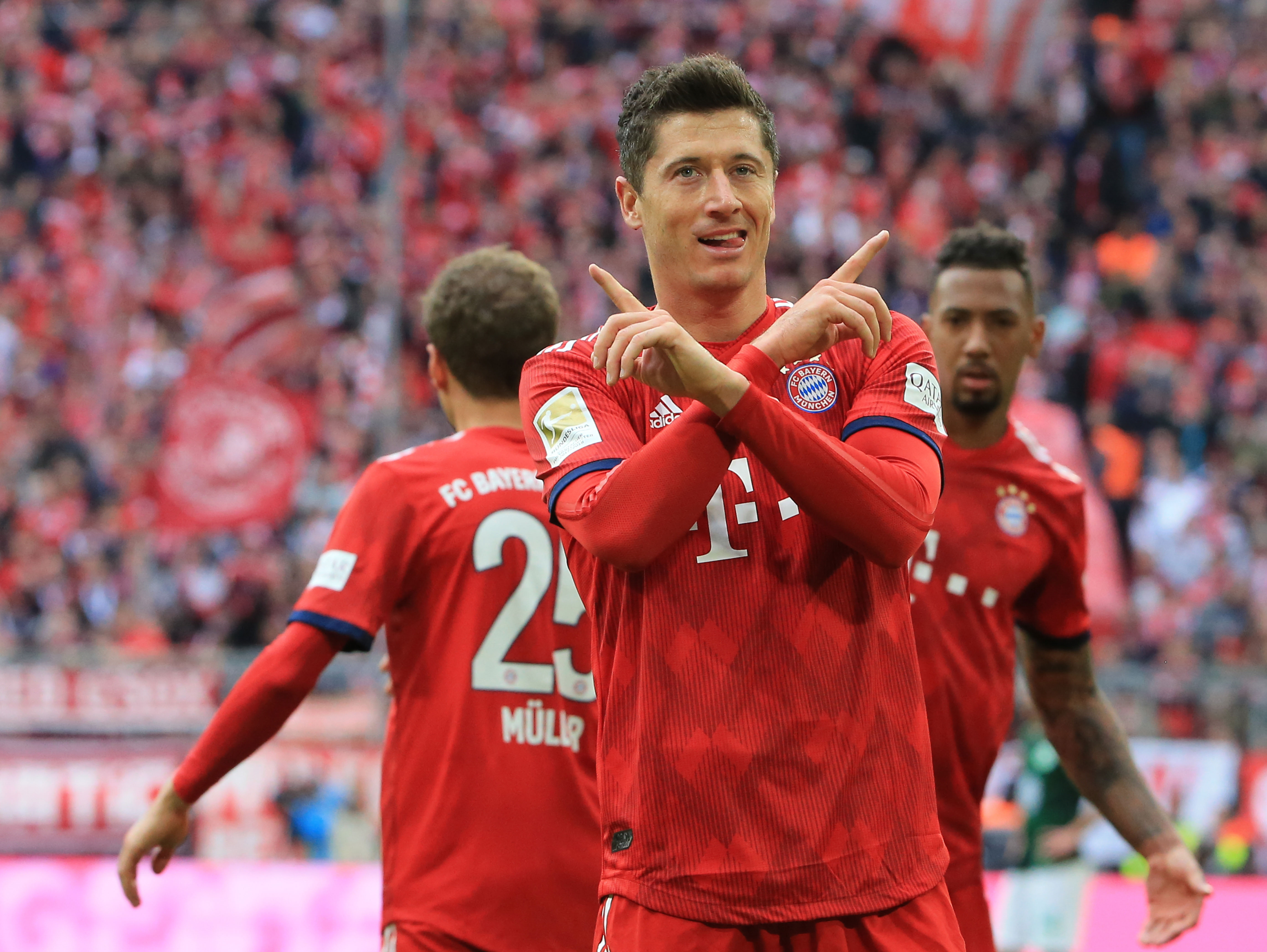 尤文航班延误，挪威当地球迷抓紧机会在机场与他们合影留念（尤文航班晚点，挪威球迷趁机在机场合影）