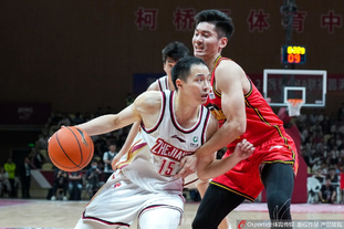 球星关键球命中后转身太霸气（球星命中关键一投后回身尽显霸气）