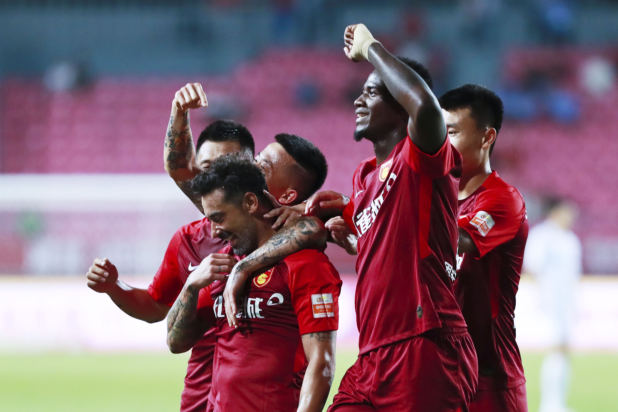 菲尔-琼斯预测欧冠第4轮：利物浦主场不敌皇马，曼城胜多特（菲尔-琼斯欧冠第4轮前瞻：利物浦主场负于皇马，曼城击败多特蒙德）