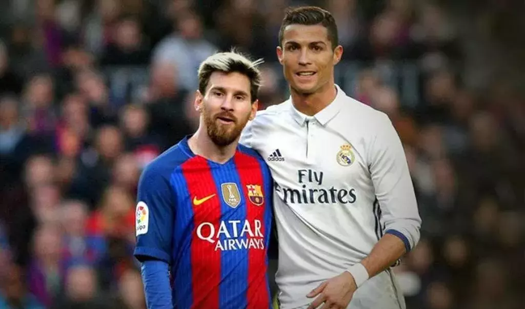 回顾曼联vs樱桃争议判罚：塞梅尼奥“锁喉”仅染黄，疑似多次手球（曼联对樱桃判罚惹争议：塞梅尼奥“锁喉”仅黄牌，多次疑似手球成焦点）