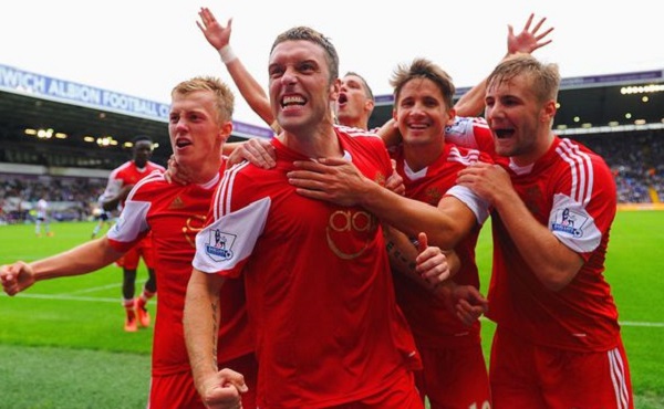 法兰克福客胜后球迷区突发火情，还有球迷从高处坠落后被送医