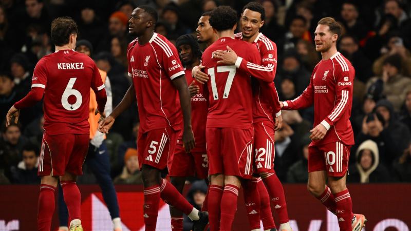 拉波尔塔参加前巴萨球员协会圣诞晚宴，部分退役球员出席（拉波尔塔现身巴萨前球员协会圣诞晚宴，多位退役球员到场）